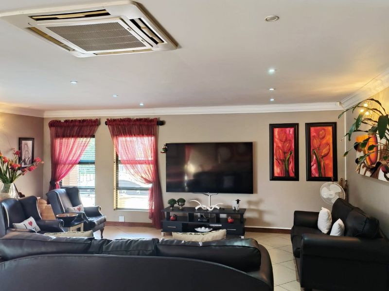 Luxury Living with Exceptional Versatility in Wilkoppies, Klerksdorp - Photo 6