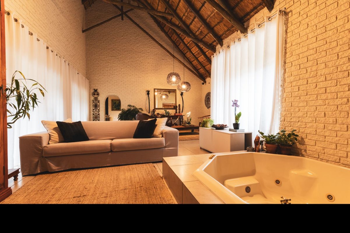 Grand Riverside Estate Offering Exceptional Luxury Living - Photo 4