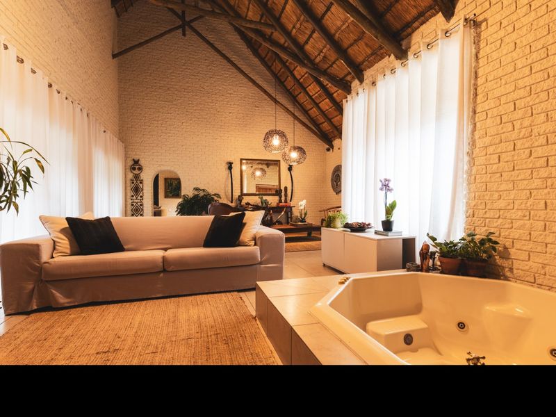 Grand Riverside Estate Offering Exceptional Luxury Living - Photo 4