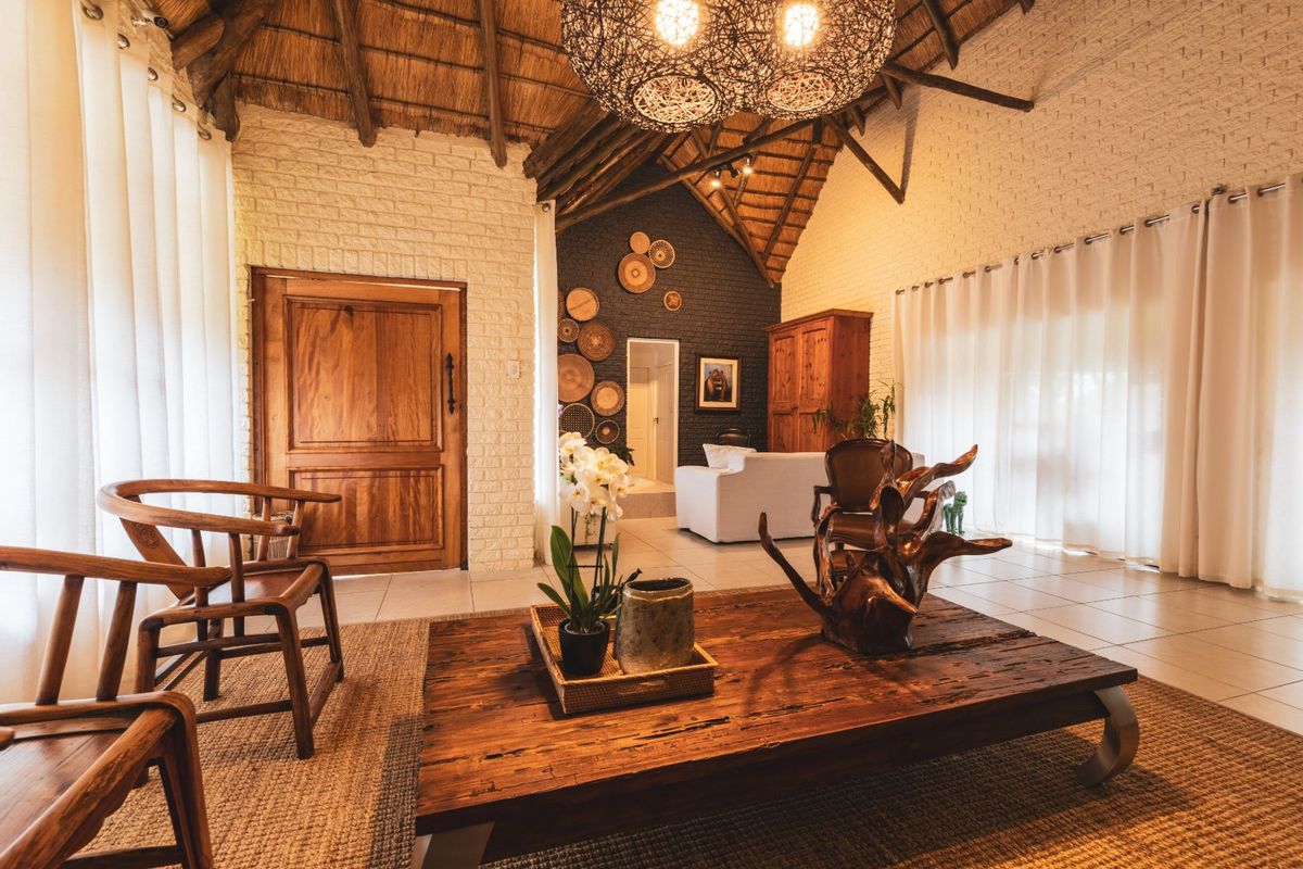 Grand Riverside Estate Offering Exceptional Luxury Living - Photo 3