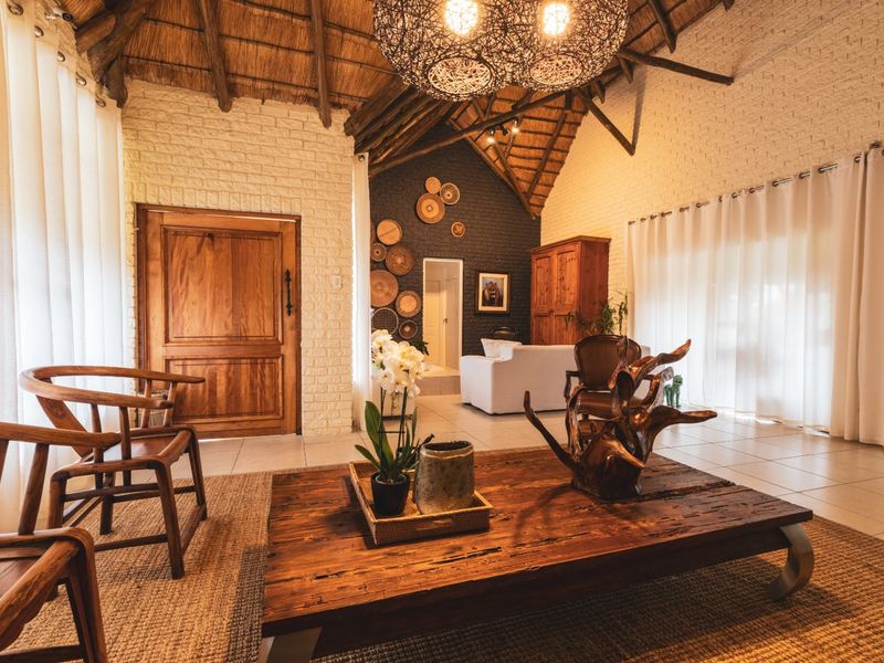 Grand Riverside Estate Offering Exceptional Luxury Living - Photo 3