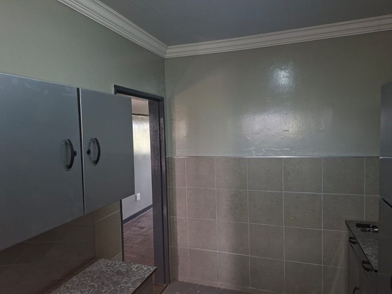 MODERN 1 BEDROOM FL;AT NEWLY UPGRADED WITH SPACIOUS PATIO - Photo 6