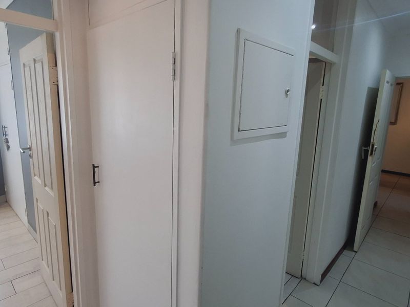 A contemporary family home close to all major amenities. - Photo 4