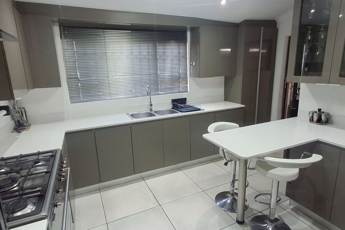 A contemporary family home close to all major amenities. - Photo 5