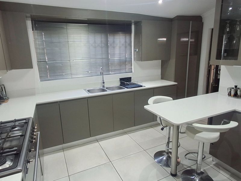 A contemporary family home close to all major amenities. - Photo 5