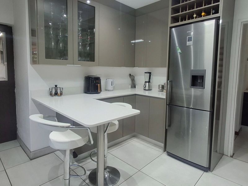 A contemporary family home close to all major amenities. - Photo 6