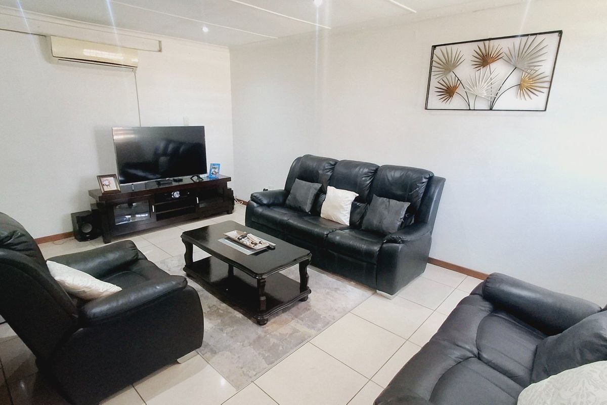 A contemporary family home close to all major amenities. - Photo 2