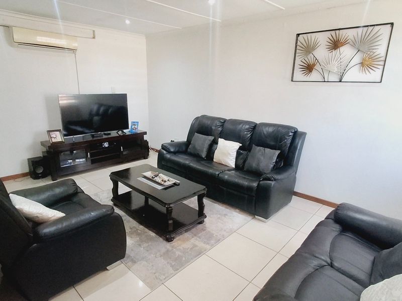 A contemporary family home close to all major amenities. - Photo 2