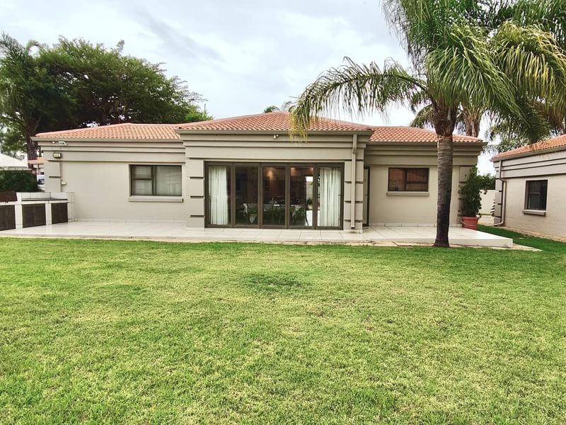 Tuscan-Style Water View Retreat – Move-in Ready - Photo 3