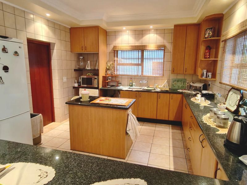 Tuscan-Style Water View Retreat – Move-in Ready - Photo 4