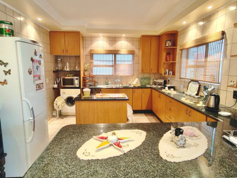 Tuscan-Style Water View Retreat – Move-in Ready - Photo 6