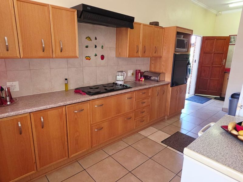 3 Bedroom House with Borehole for Sale on Doringkruin - Photo 5