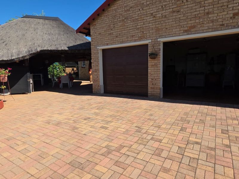 3 Bedroom House with Borehole for Sale on Doringkruin - Photo 1