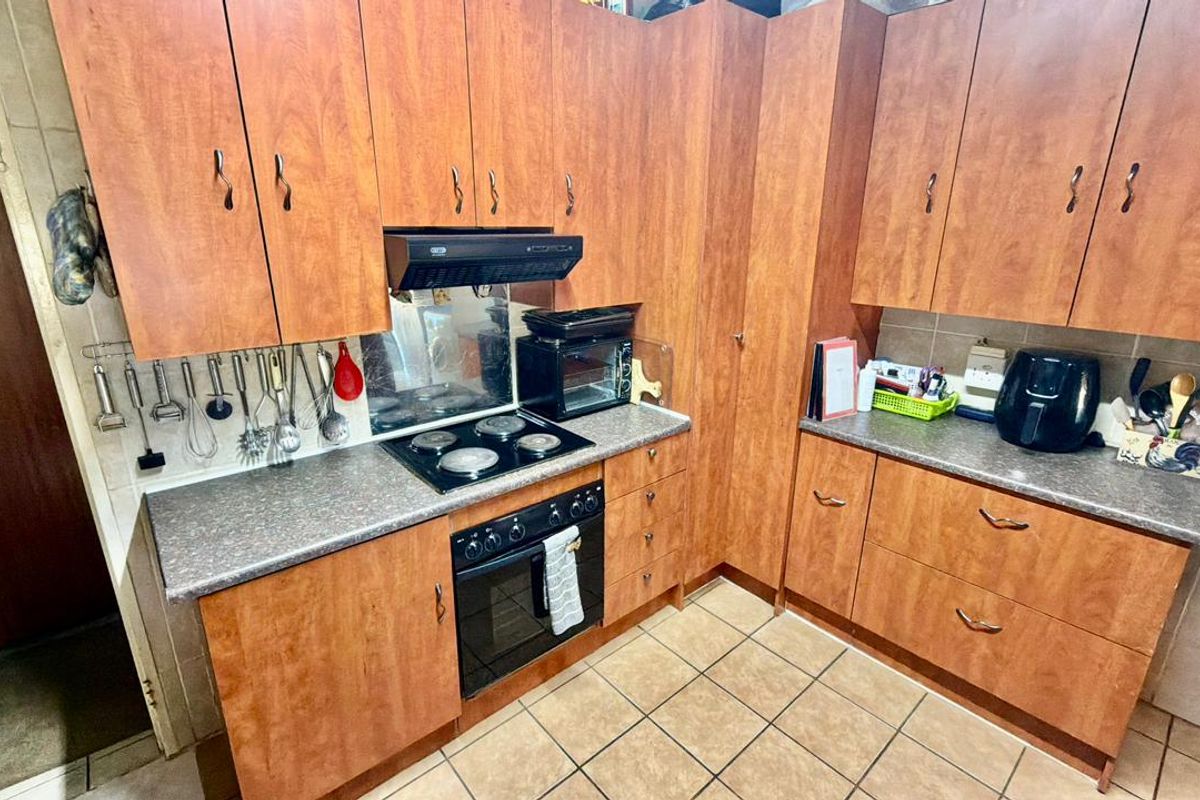 New on the market! This relaxing and beautifully maintained property offers the perfect setting for family living. Ideally located close to all essential amenities and surrounding conveniences, it provides comfort, space, and a peaceful environment to call home. - Photo 2