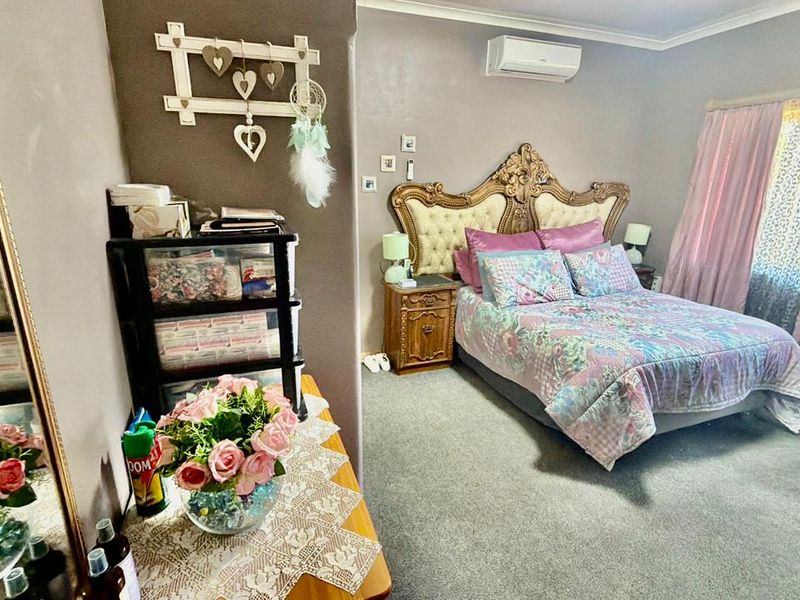 New on the market! This relaxing and beautifully maintained property offers the perfect setting for family living. Ideally located close to all essential amenities and surrounding conveniences, it provides comfort, space, and a peaceful environment to call home. - Photo 7