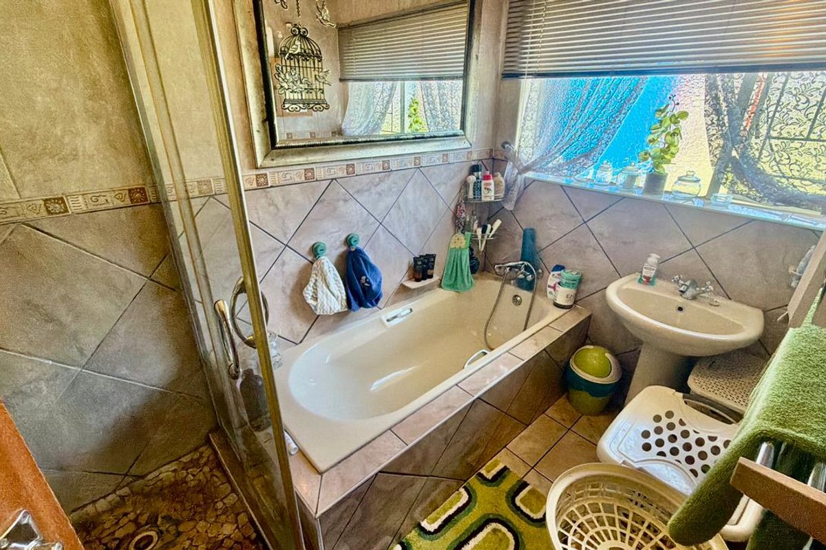 New on the market! This relaxing and beautifully maintained property offers the perfect setting for family living. Ideally located close to all essential amenities and surrounding conveniences, it provides comfort, space, and a peaceful environment to call home. - Photo 4