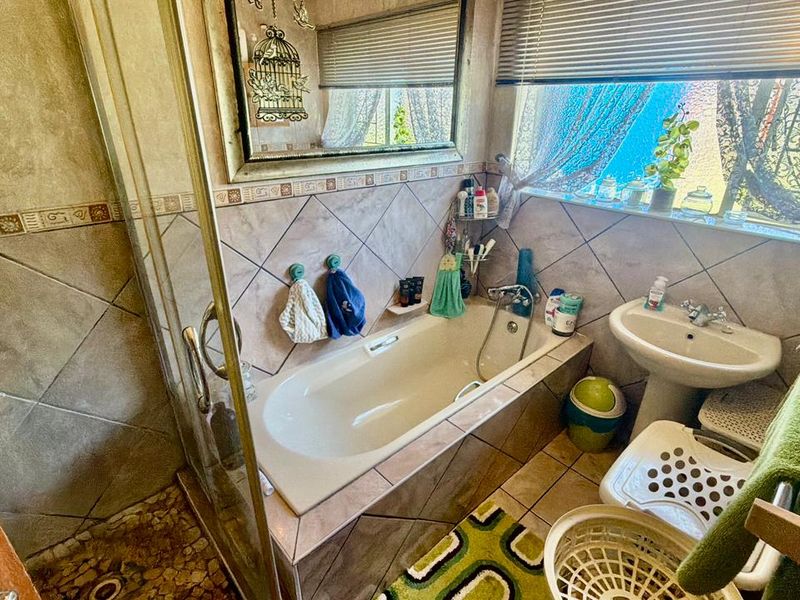 New on the market! This relaxing and beautifully maintained property offers the perfect setting for family living. Ideally located close to all essential amenities and surrounding conveniences, it provides comfort, space, and a peaceful environment to call home. - Photo 4