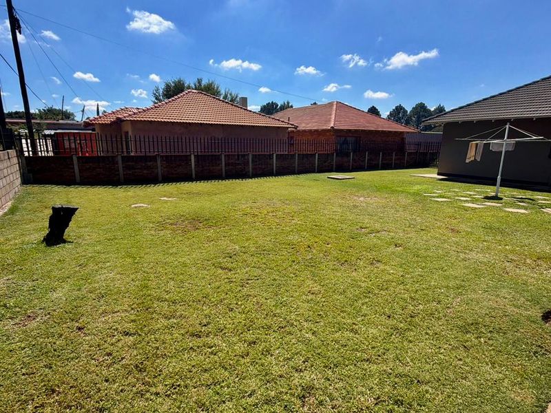 New on the market! This relaxing and beautifully maintained property offers the perfect setting for family living. Ideally located close to all essential amenities and surrounding conveniences, it provides comfort, space, and a peaceful environment to call home. - Photo 3