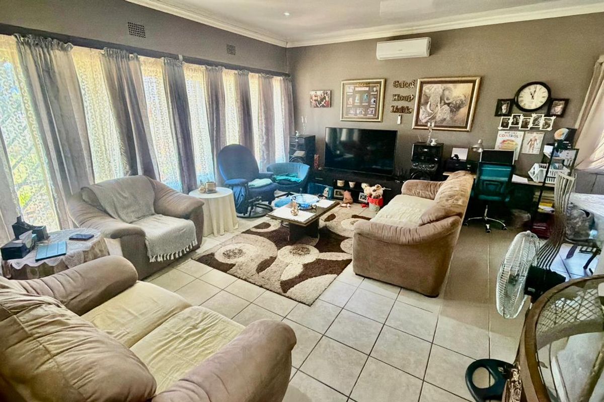 New on the market! This relaxing and beautifully maintained property offers the perfect setting for family living. Ideally located close to all essential amenities and surrounding conveniences, it provides comfort, space, and a peaceful environment to call home. - Photo 5