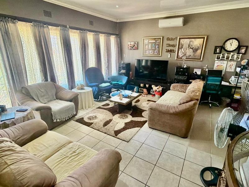 New on the market! This relaxing and beautifully maintained property offers the perfect setting for family living. Ideally located close to all essential amenities and surrounding conveniences, it provides comfort, space, and a peaceful environment to call home. - Photo 5