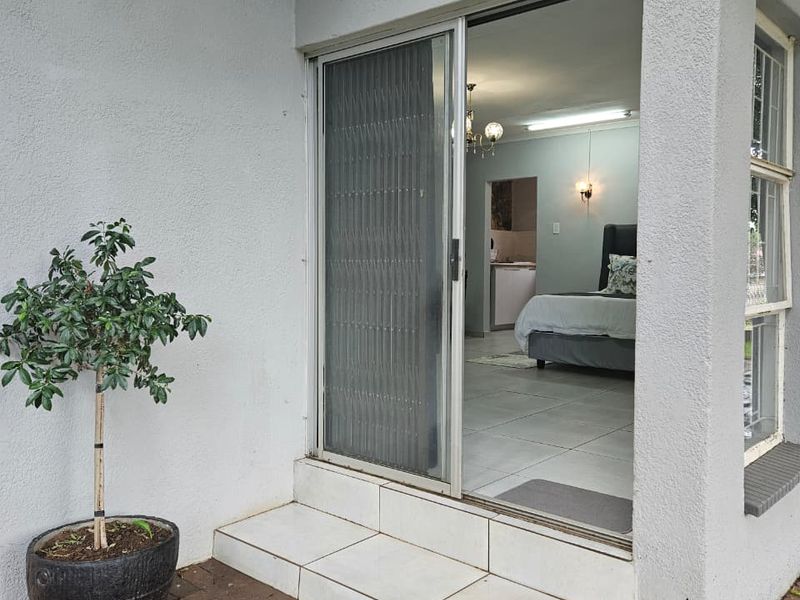 4 Bedroom house with 3 flatlets house for sale in Irenepark - Photo 9