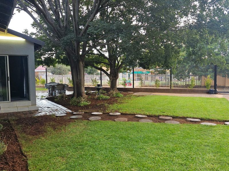 4 Bedroom house with 3 flatlets house for sale in Irenepark - Photo 2