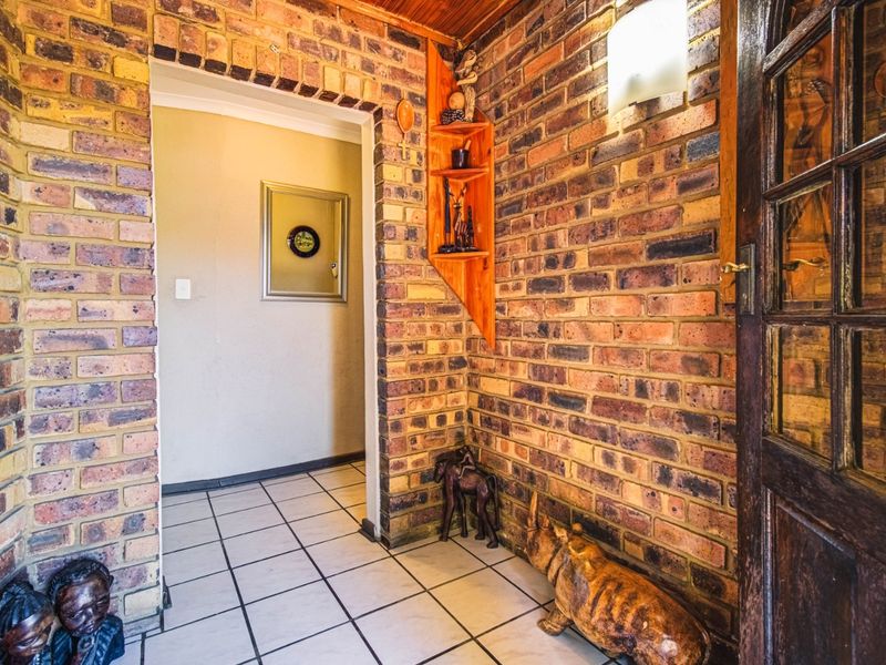 Main Heading: Luxury Living Awaits! - Photo 4