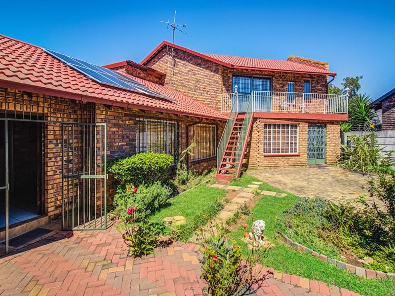 Main Heading: Luxury Living Awaits! - Photo 3