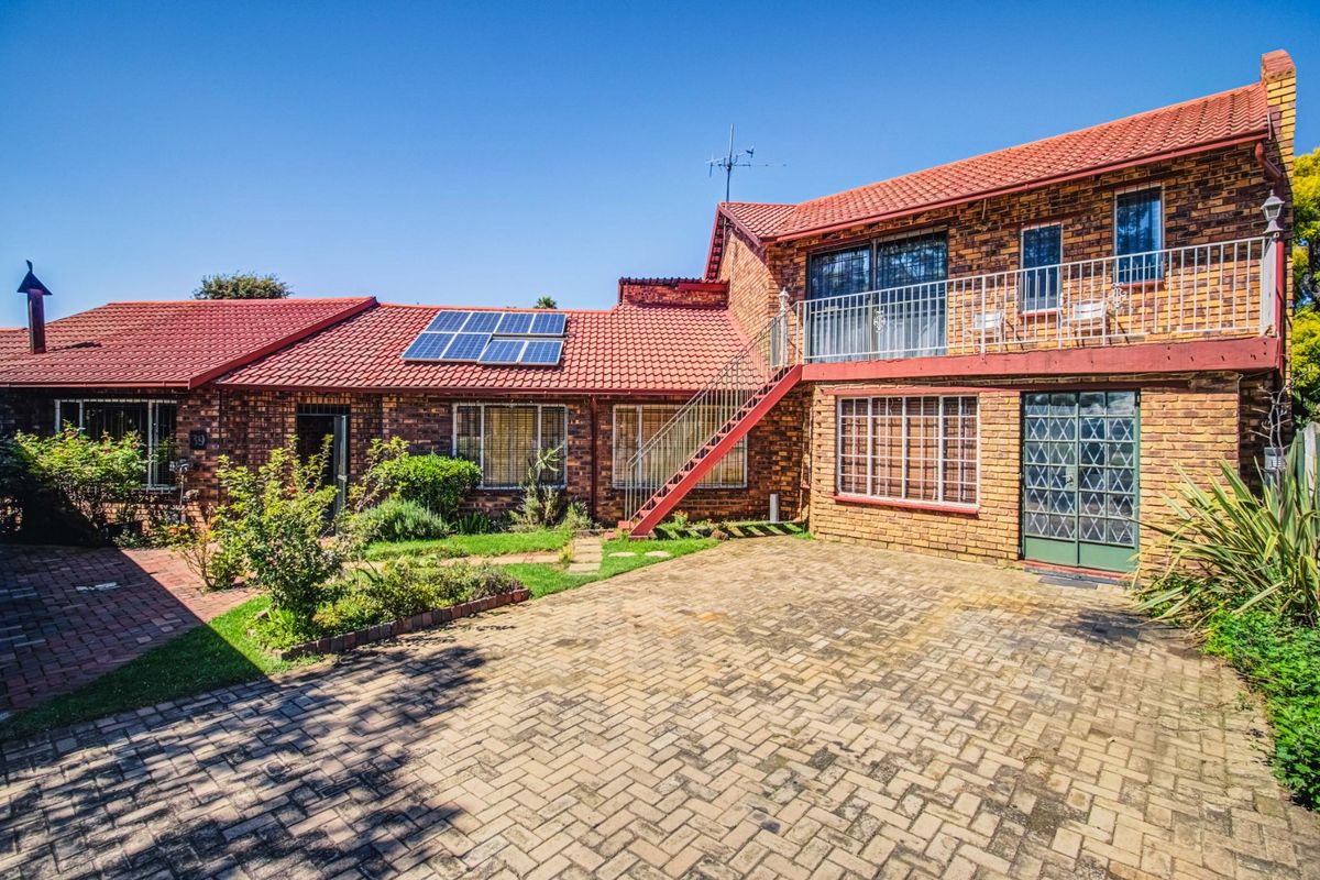 Main Heading: Luxury Living Awaits! - Photo 2