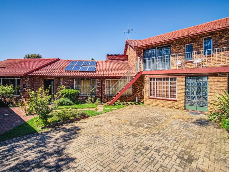 Main Heading: Luxury Living Awaits! - Photo 2