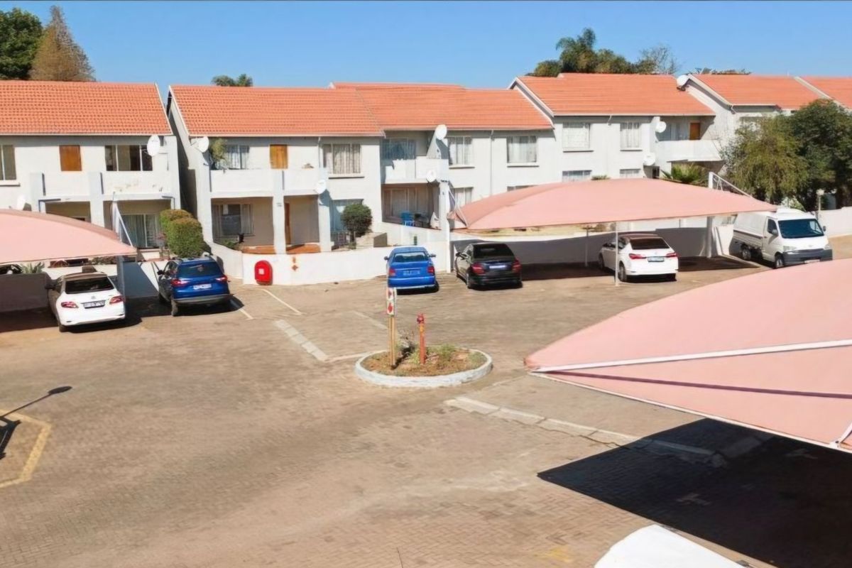 Prime Townhouse Living in a Secure Complex - Photo 2