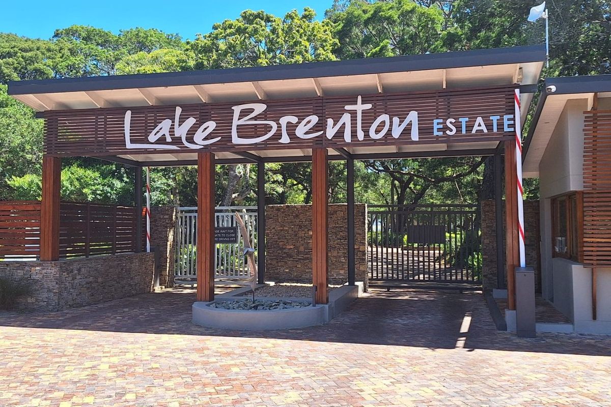 Knysna. Where nature meets luxury with tranquil estuary living under ancient Milkwood trees  - Photo 2