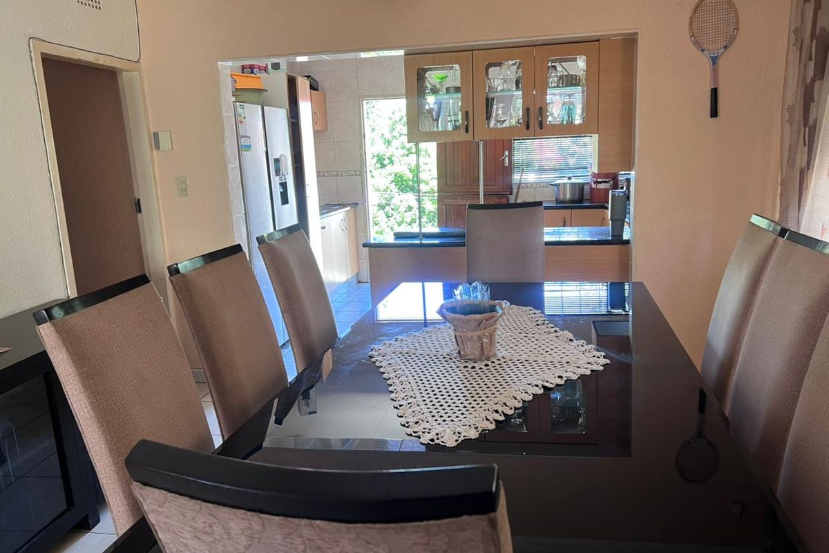 Spacious 5-Bedroom Family Home in Secure Boomed-Off Street - Photo 4