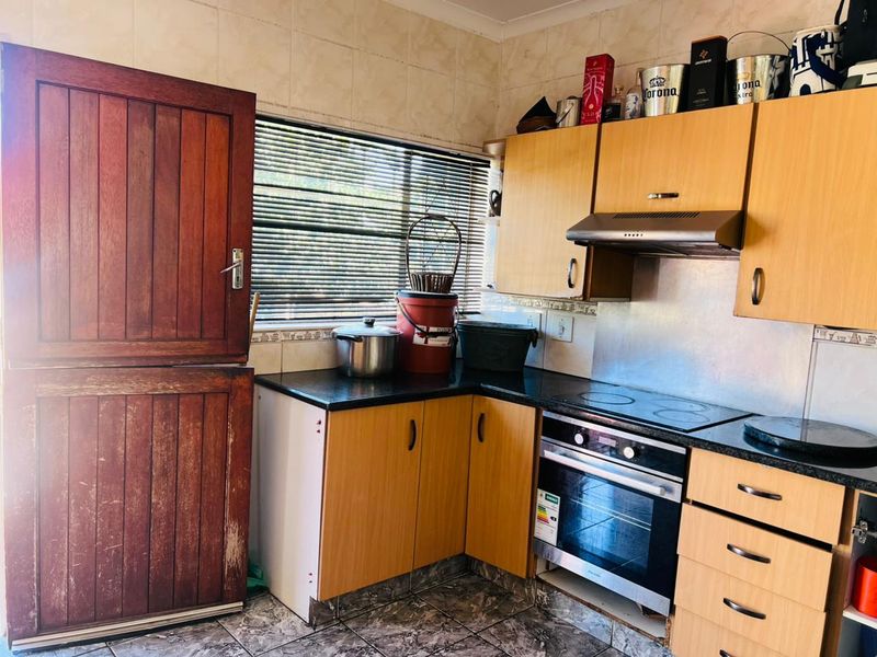 Spacious 5-Bedroom Family Home in Secure Boomed-Off Street - Photo 10