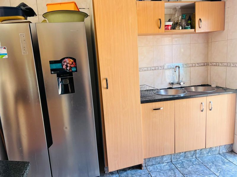 Spacious 5-Bedroom Family Home in Secure Boomed-Off Street - Photo 8