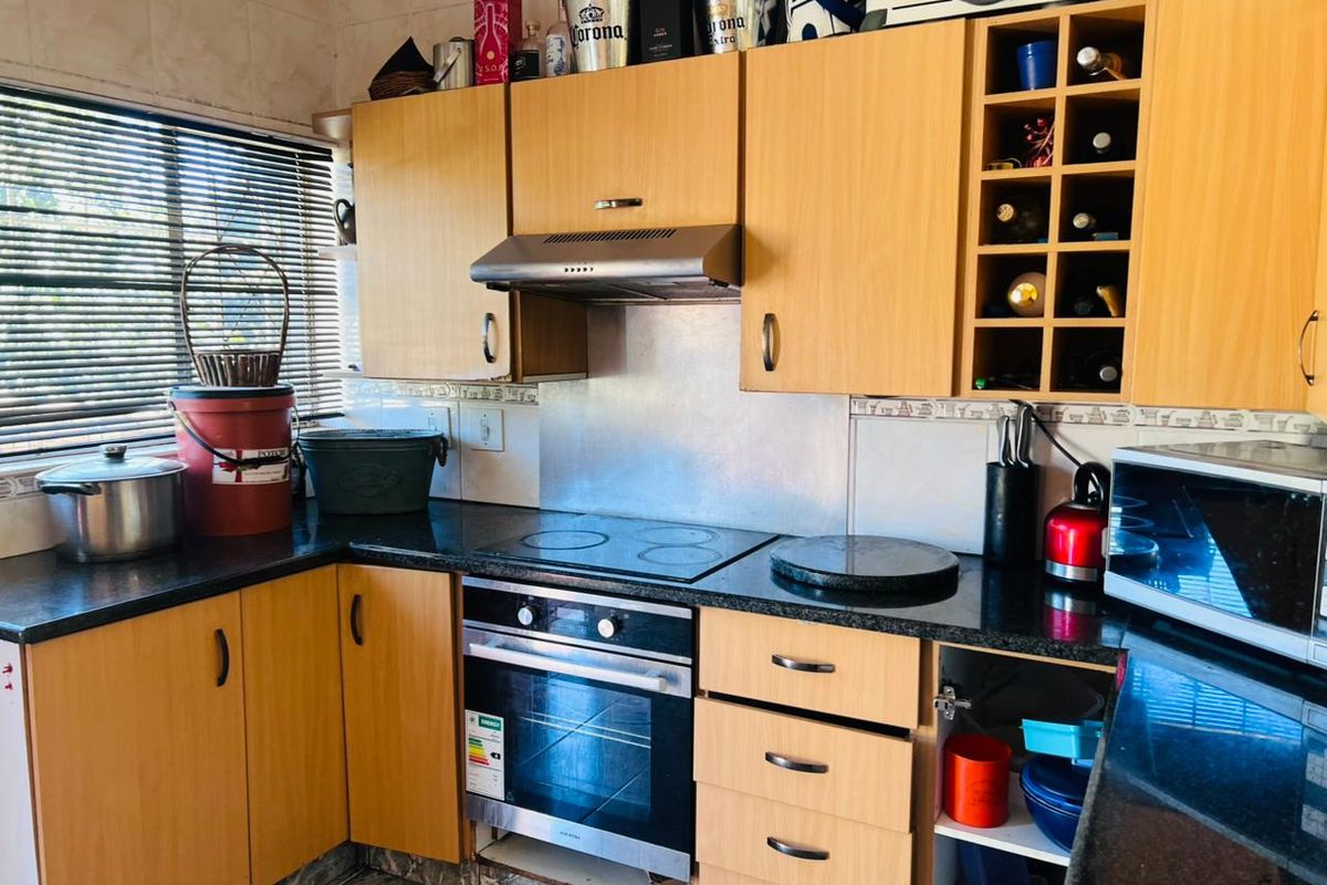 Spacious 5-Bedroom Family Home in Secure Boomed-Off Street - Photo 5