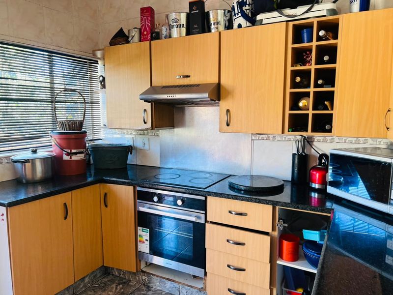 Spacious 5-Bedroom Family Home in Secure Boomed-Off Street - Photo 5