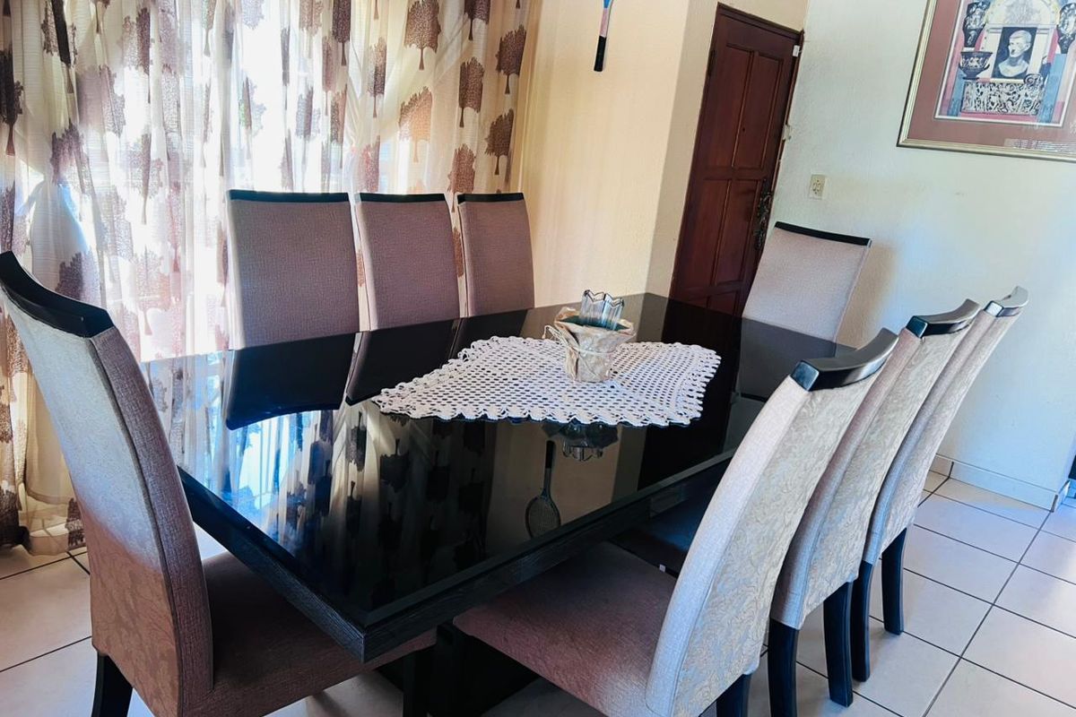 Spacious 5-Bedroom Family Home in Secure Boomed-Off Street - Photo 3