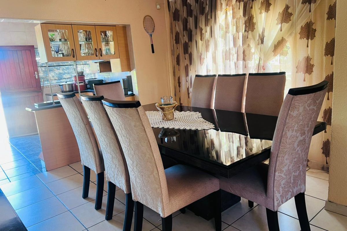 Spacious 5-Bedroom Family Home in Secure Boomed-Off Street - Photo 2