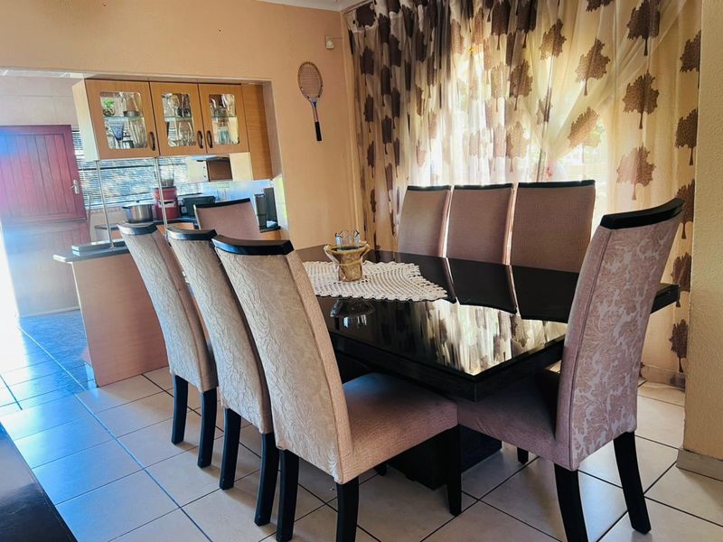 Spacious 5-Bedroom Family Home in Secure Boomed-Off Street - Photo 4