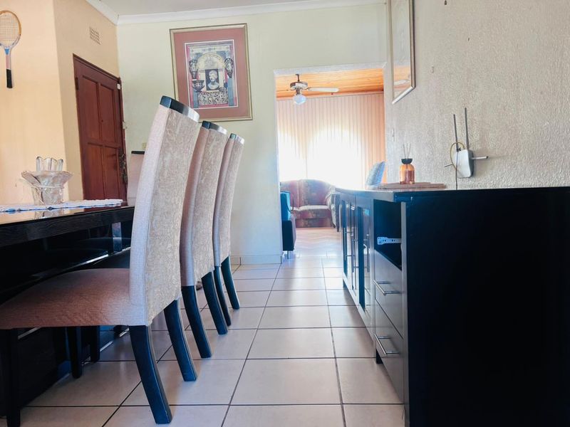 Spacious 5-Bedroom Family Home in Secure Boomed-Off Street - Photo 9