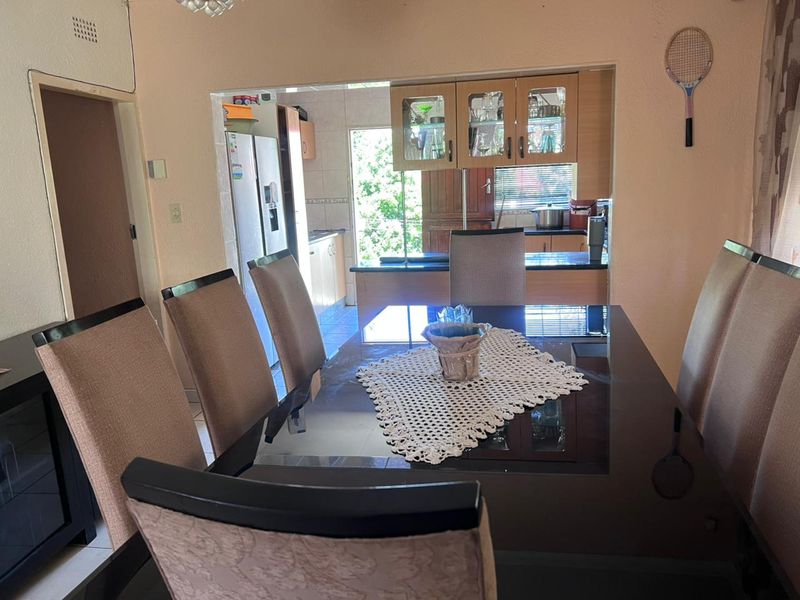 Spacious 5-Bedroom Family Home in Secure Boomed-Off Street - Photo 8