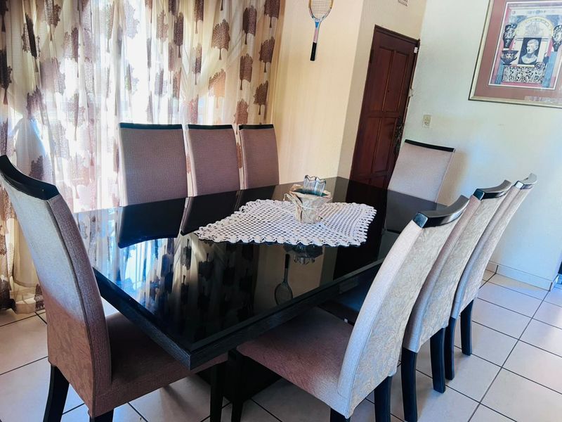 Spacious 5-Bedroom Family Home in Secure Boomed-Off Street - Photo 7