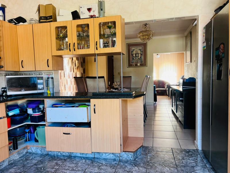 Spacious 5-Bedroom Family Home in Secure Boomed-Off Street - Photo 5