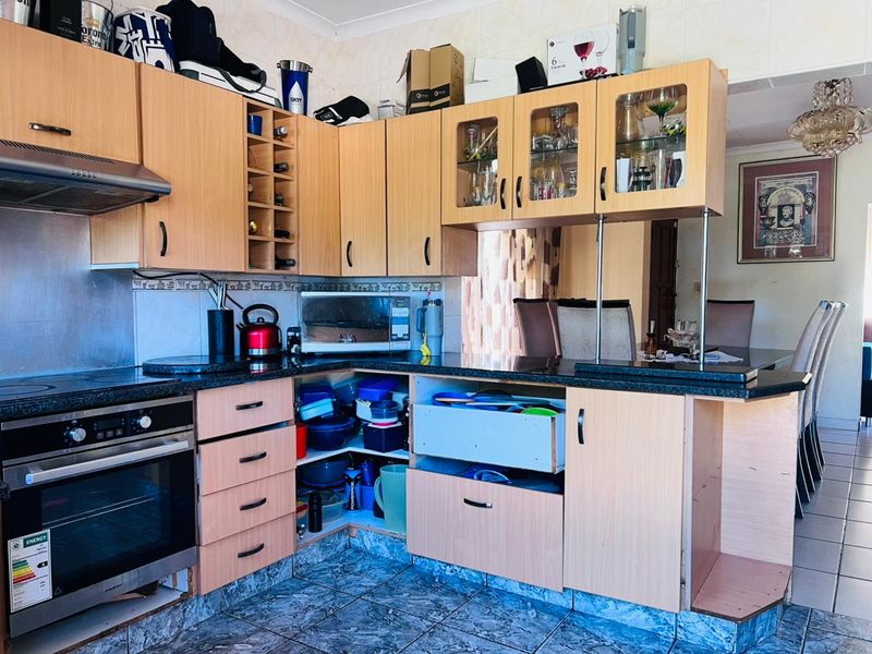 Spacious 5-Bedroom Family Home in Secure Boomed-Off Street - Photo 1