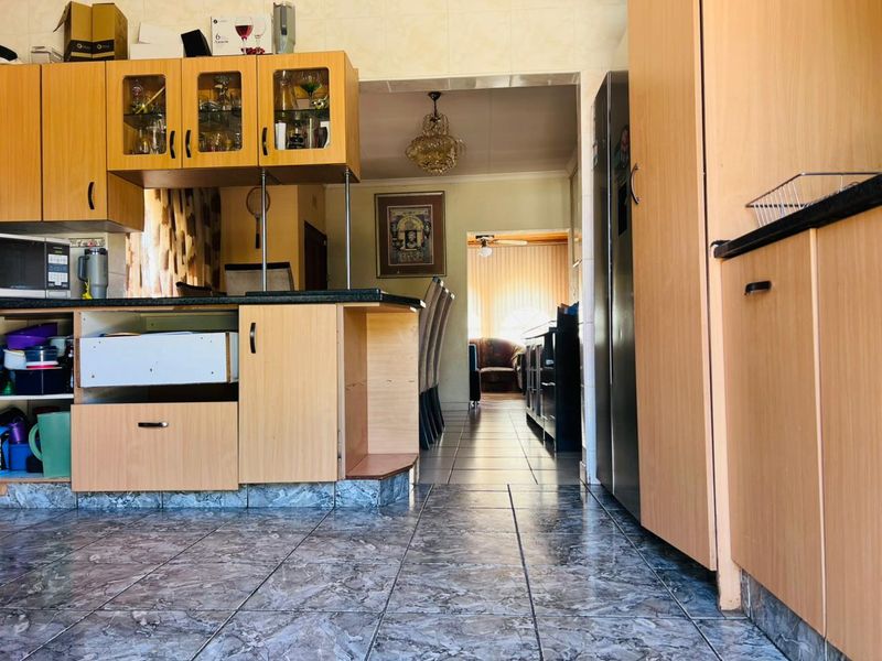 Spacious 5-Bedroom Family Home in Secure Boomed-Off Street - Photo 4