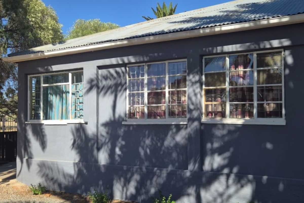 Strongly built house in Kenhardt, Northern Cape. - Photo 4