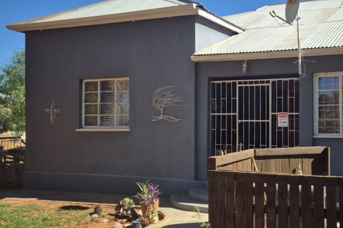 Strongly built house in Kenhardt, Northern Cape. - Photo 2