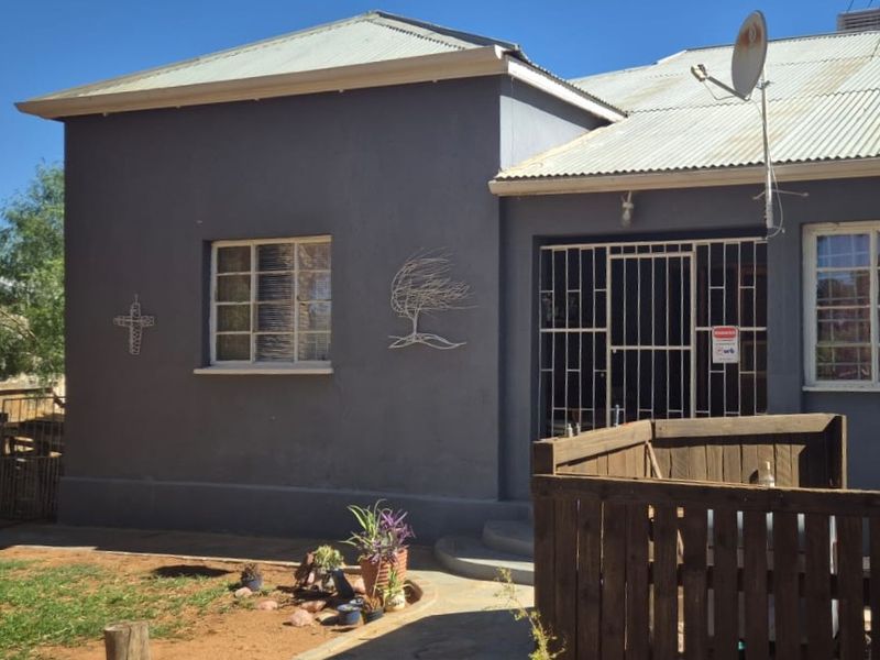 Strongly built house in Kenhardt, Northern Cape. - Photo 2