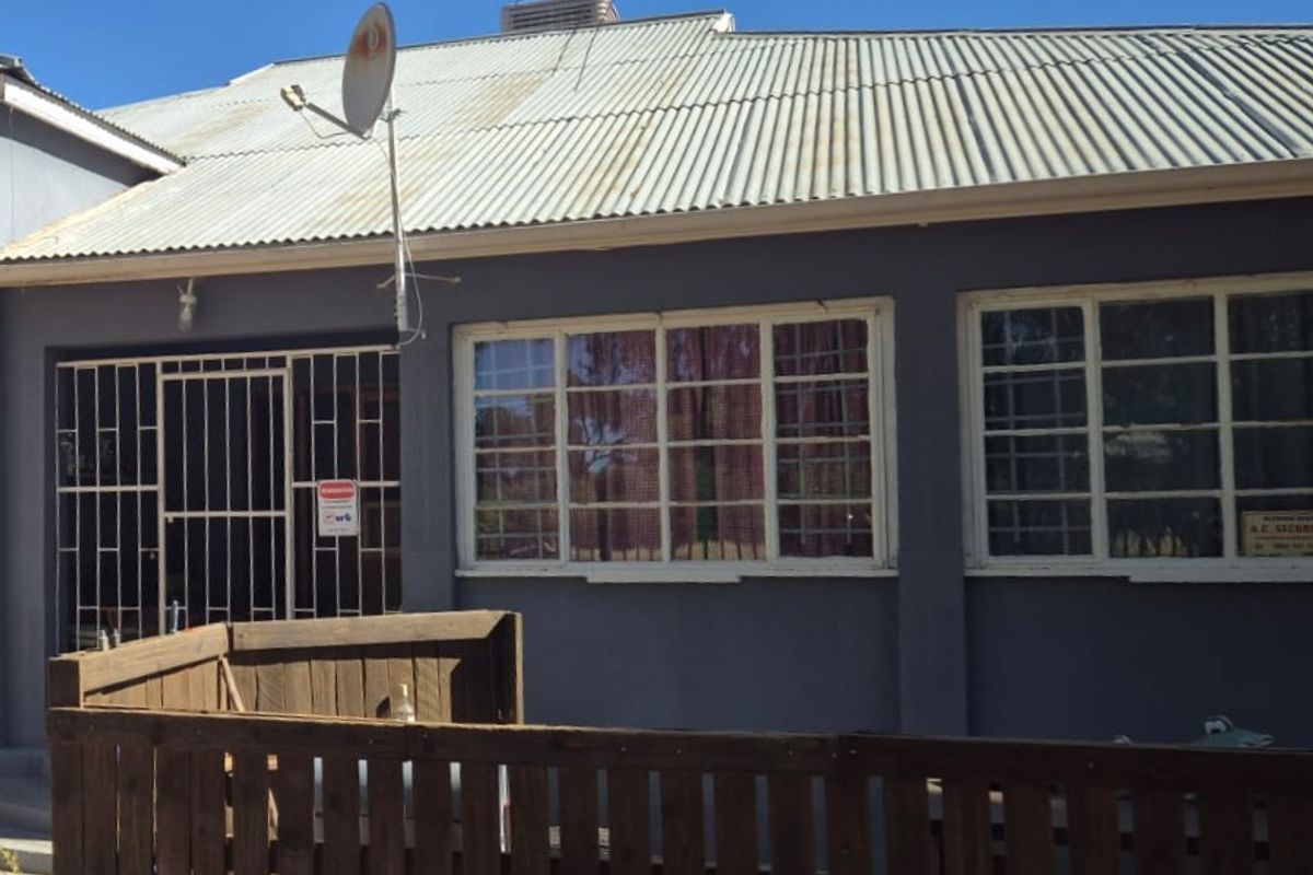 Strongly built house in Kenhardt, Northern Cape. - Photo 3